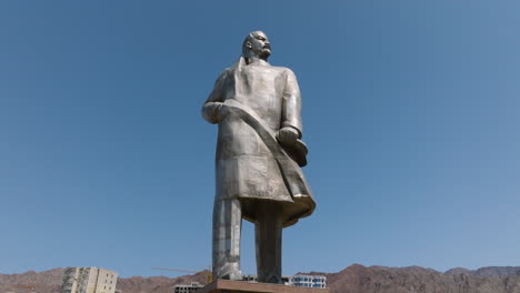 Statue-Des-Russischen-Revolutionärs-Wladimir-Lenin-In-Chudschand,-Tadschikistan