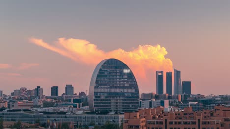 Nahaufnahme-Der-Skyline-Von-Madrid-Im-Zeitraffer-Mit-BBVA-Und-Den-Wolkenkratzern-Des-Geschäftsviertels-Mit-Fünf-Türmen-Während-Des-Sonnenuntergangs-Mit-Großer-Gewitterwolke-Cumulonimbus
