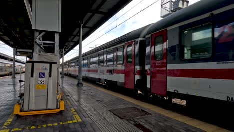 Tren-Interurbano-Regional-Trenitalia-Plataforma-De-Salida-En-La-Estación-Central-De-Trenes-De-Bolonia,-Italia