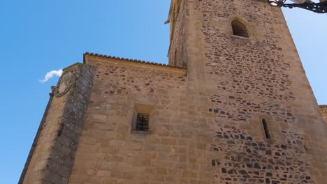 Artisan-stonework-of-Iglesia-de-Santiago-el-Mayor-exterior,-Caceres