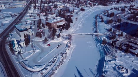 Vídeo-De-4.000-Drones-Del-Puente-Centenario-De-Madera-De-William-Ransom-Sobre-El-Río-Chena-Congelado-En-El-Centro-De-Fairbanks,-Alaska,-En-Un-Día-Nevado-De-Invierno