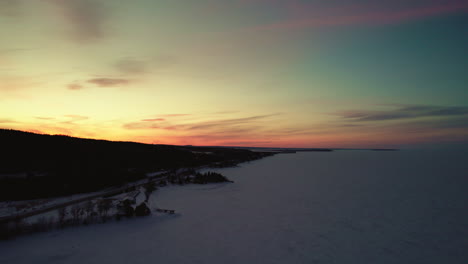 Fliegende-Drohne-über-Einem-Zugefrorenen-See-In-Kanada-Zur-Goldenen-Stunde