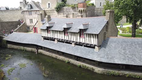 Das-Schloss-Und-Das-Waschhaus-Der-Stadt-Vannes-In-Morbihan,-Bretagne,-Frankreich