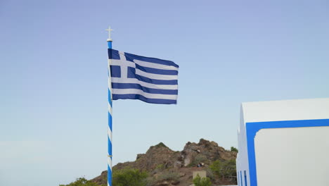 Auf-Santorini-Weht-Eine-Griechische-Flagge-Im-Wind
