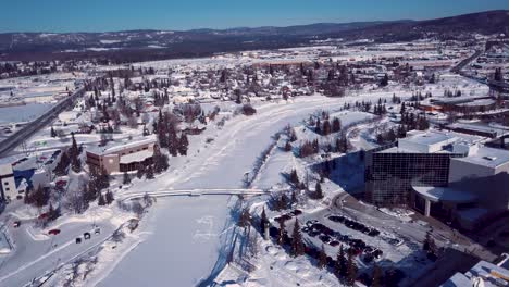 Vídeo-De-4.000-Drones-Del-Puente-Centenario-De-Madera-De-William-Ransom-Sobre-El-Río-Chena-Congelado-En-El-Centro-De-Fairbanks,-Alaska,-En-Un-Día-Nevado-De-Invierno