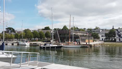 Ein-Schwarzes-Segelboot,-Das-Durch-Den-Hafen-Von-Vannes-In-Morbihan,-Frankreich,-Fährt