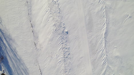Drone-Volando-Sobre-Un-Lago-Congelado-En-Canadá