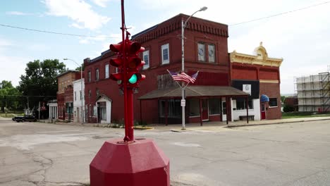 Antique-four-way-stop-light-in-downtown-Toledo,-Iowa-with-stable-video-extreme-close-up-at-an-angle