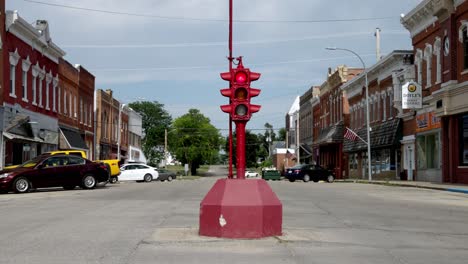 Antique-four-way-stop-light-in-downtown-Toledo,-Iowa-with-stable-video-close-up