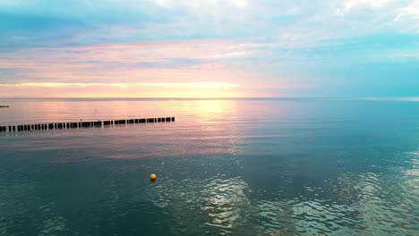 Erleben-Sie-Die-Atemberaubende-Schönheit-Eines-Sommerlichen-Sonnenuntergangs-An-Einem-Malerischen-Ostseestrand,-Perfekt-Eingefangen-Von-Einer-Drohne