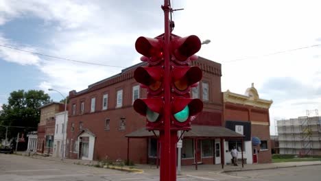 Antique-four-way-stop-light-in-downtown-Toledo,-Iowa-with-stable-video-extreme-close-up