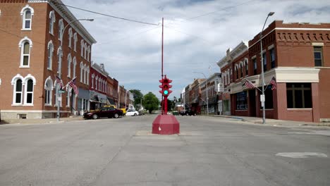 Antique-four-way-stop-light-in-downtown-Toledo,-Iowa-with-stable-video-wide-shot