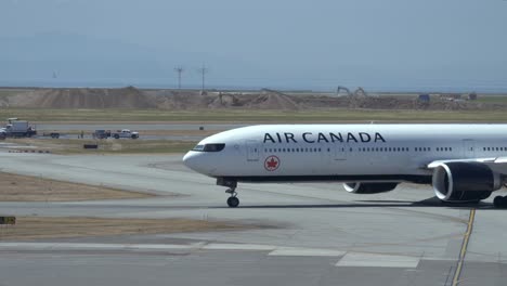 Air-Canada-Langstrecken-Passagierflugzeug-Rollt-Auf-Der-Flughafenstrecke