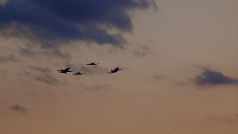 Kampfflugzeuge-Fliegen-Bei-Sonnenuntergang-In-Formation