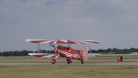 Airshow-Plane-taxis-to-runway