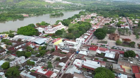 Drohnenflug-In-Der-Stadt-Chiapa-De-Corzo-In-Mexiko