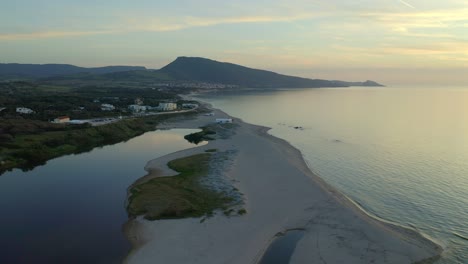 Impresionante-Vista-De-La-Playa-De-Arena-Con-Vegetación-Verde-Cerca-Del-Mar-Azul