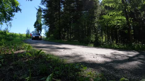 Schwarzer-Rennwagen-Dreht-Sich-Während-Der-Rallye-Im-Wald,-4K-Zeitlupen-GoPro-Aufnahmen