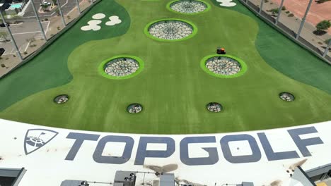 Top-Golf-Branding-Am-Gebäude