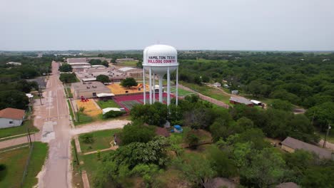 Luftaufnahmen-Des-Hamilton-Bulldog-Water-Tower-In-Hamilton,-Texas