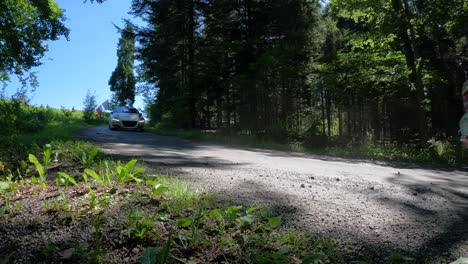 Rallye-Autos-Rasen-Und-Wenden-Sich-Im-Wald,-4K-GoPro-Aufnahmen