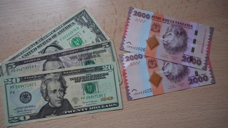 Usd-Banknoten-Neben-Tansanischen-Schilling-Banknoten-Auf-Dem-Tisch