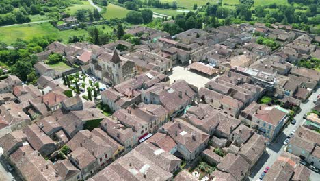 Stadt-Monpazier,-Frankreich,-Zurückziehen,-Luftaufnahme-Der-Drohne,-Umgekehrte-Enthüllung