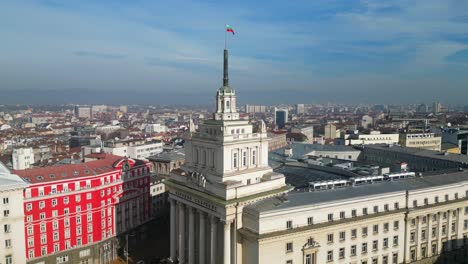 Flagge-Weht-Oben-Auf-Dem-öffentlichen-Platz,-Dem-Largo,-Dem-Büro-Des-Präsidenten-Und-Den-Gebäuden-Des-Ministerrates-Von-Bulgarien,-Sofia
