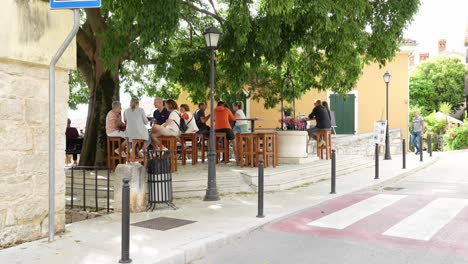 Gente-Charlando-Y-Bebiendo-En-La-Zona-Del-Bar-En-Vrsar,-Condado-De-Istria,-Croacia