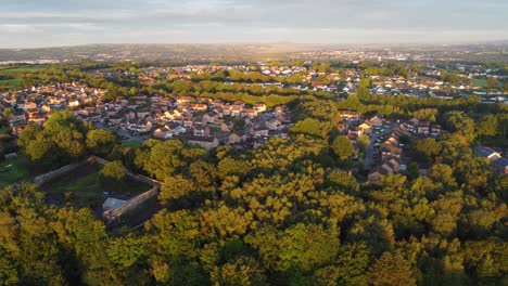 Filmische-Luftaufnahmen-über-Solarbetriebenen-Vorstadthäusern-Mit-Bäumen-Bei-Sonnenaufgang