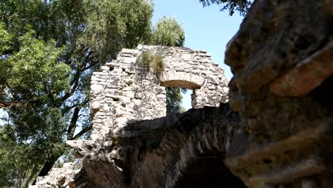 Butrint,-Albanien,-Blick-Auf-Antike-Römische-Gebäude-Inmitten-Grüner-Bäume