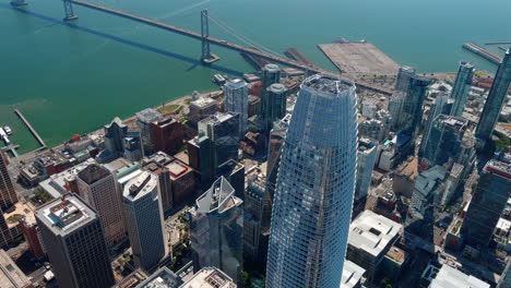 Salesforce-company-headquarters-skyscraper,-aerial-establishing-view