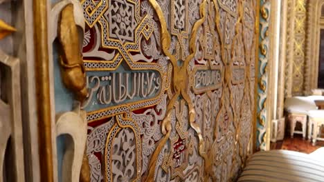 Bunte-Reliefs-Und-Arabische-Schriftzeichen-Des-Arabischen-Zimmers-Im-Palacio-Da-Bolsa,-Porto