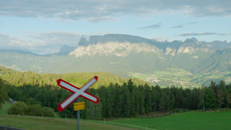Über-Dem-üppig-Grünen-Tal-Ragen-Steile-Felsklippen-Hervor,-Die-Von-Wolken-Beschattet-Werden