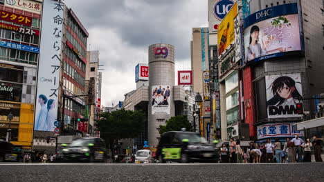 Zeitraffer-Von-Menschen,-Die-An-Der-Shibuya-Kreuzung-Spazieren-Gehen