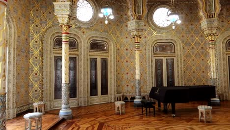 Toma-Panorámica-Derecha-De-Una-Sala-árabe-Con-Muebles-Y-Piano-De-Cola,-Palacio-Da-Bolsa,-Oporto.