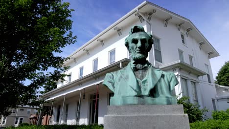 Estatua-Del-Presidente-Abraham-Lincoln-En-Geneseo,-Illinois,-Con-Video-De-Cardán-Panorámico-De-Izquierda-A-Derecha