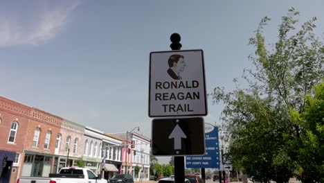 Señal-De-Ronald-Reagan-Trail-En-El-Centro-De-Princeton,-Illinois-Con-Video-De-Cardán-Caminando-Hacia-Adelante