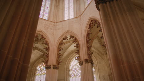 Kloster-Von-Batalha,-Wunderschönes-Gotisches-Architekturdetail-In-Zentralportugal,-Kardanische-Aufnahme