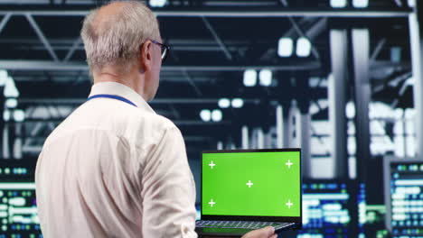 Green-screen-laptop-in-server-hub