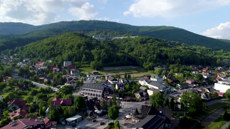 Luftaufnahme-Einer-Atemberaubenden-Bergstadt-An-Einem-Sonnigen-Tag,-Drohnenaufnahme-Von-„Szczyrk“.