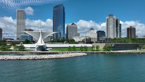 Milwaukee-Art-Museum-on-lake-Michigan-waterfront