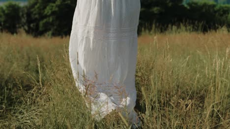 Mädchen-Im-Langen-Weißen-Kleid,-Das-An-Sonnigen-Tagen-Auf-Dem-Feld-Und-Im-Hohen-Trockenen-Gras-Spaziert