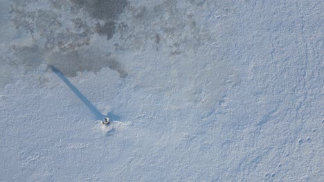 Flug-über-Einen-Zugefrorenen-See-In-Der-Draufsicht-Mit-Wunderschönen-Texturen