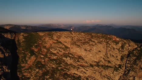 Im-österreichischen-Bergsonnenuntergang-Wird-Ein-Abenteurer-Duo-Zu-Einem-Integralen-Bestandteil-Der-Panorama-Leinwand,-Mit-Den-ätherischen-Farben,-Während-Sie-Auf-Den-Gipfeln-Stehen-Und-Vereint-Unter-Dem-Abendhimmel-Staunen