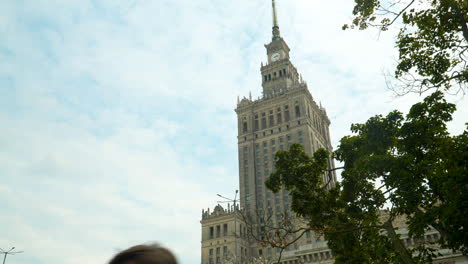 Turistas-Que-Viajan-Frente-Al-Palacio-De-La-Cultura-Y-La-Ciencia-Durante-El-Día-En-Varsovia,-Polonia