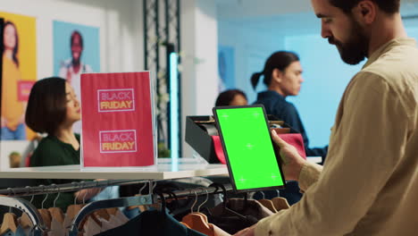 Shopper-using-greenscreen-on-tablet