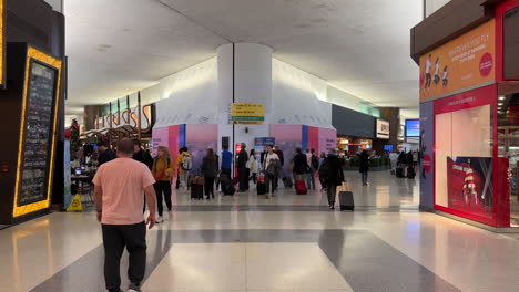 Passengers-Walking-Through-Newark-Liberty-International-Airport-With-Luggage