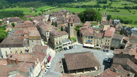 Marktplatz-Belves-Stadt-Dordogne-Frankreich-Drohne,-Luftaufnahme