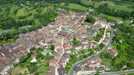 Zurückziehen-Der-Drohne-Aus-Der-Luft,-Rückseite,-Enthüllung-Der-Stadt-Belves,-Dordogne,-Frankreich